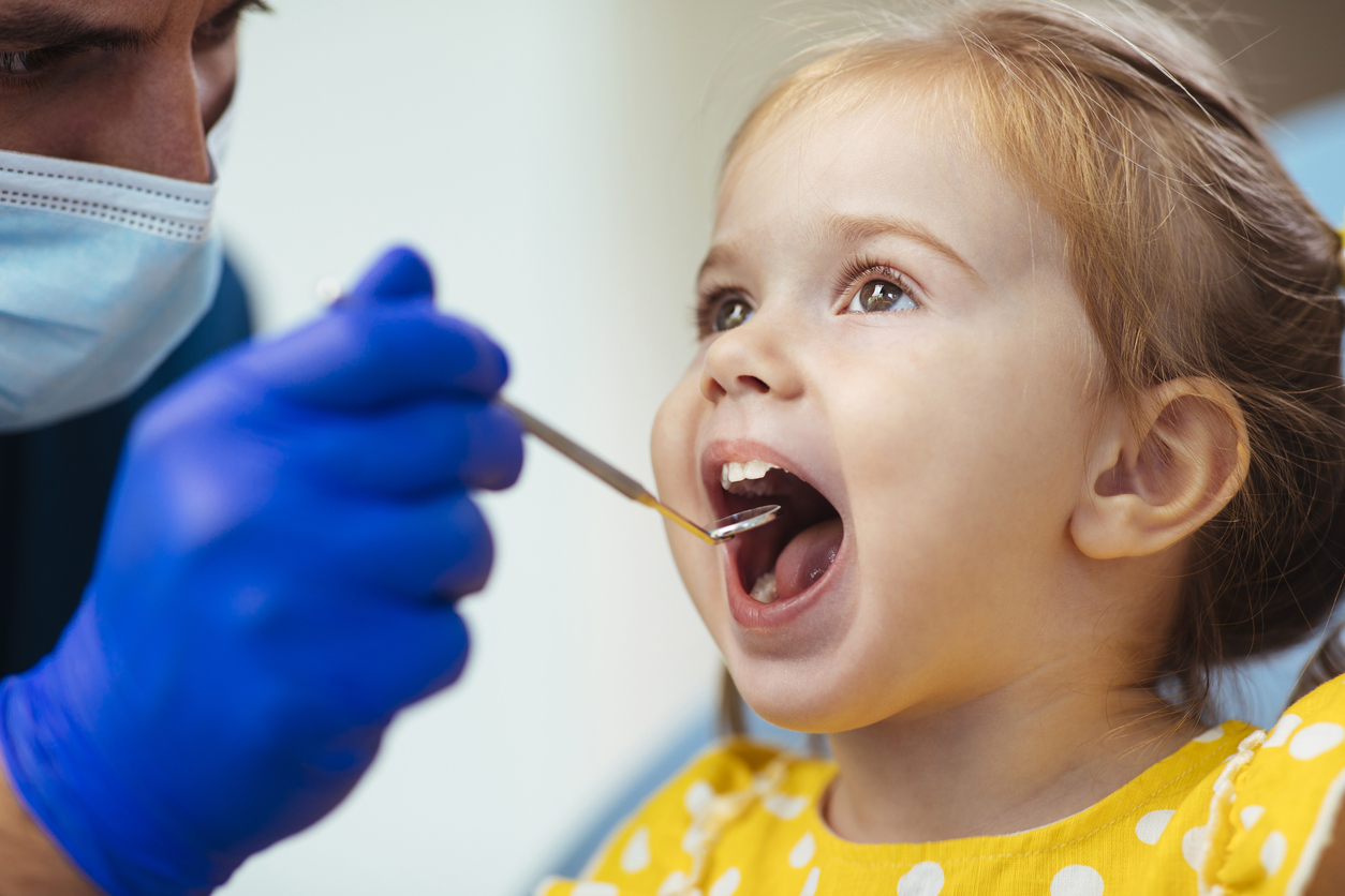 Dentist looking in young child's mouth