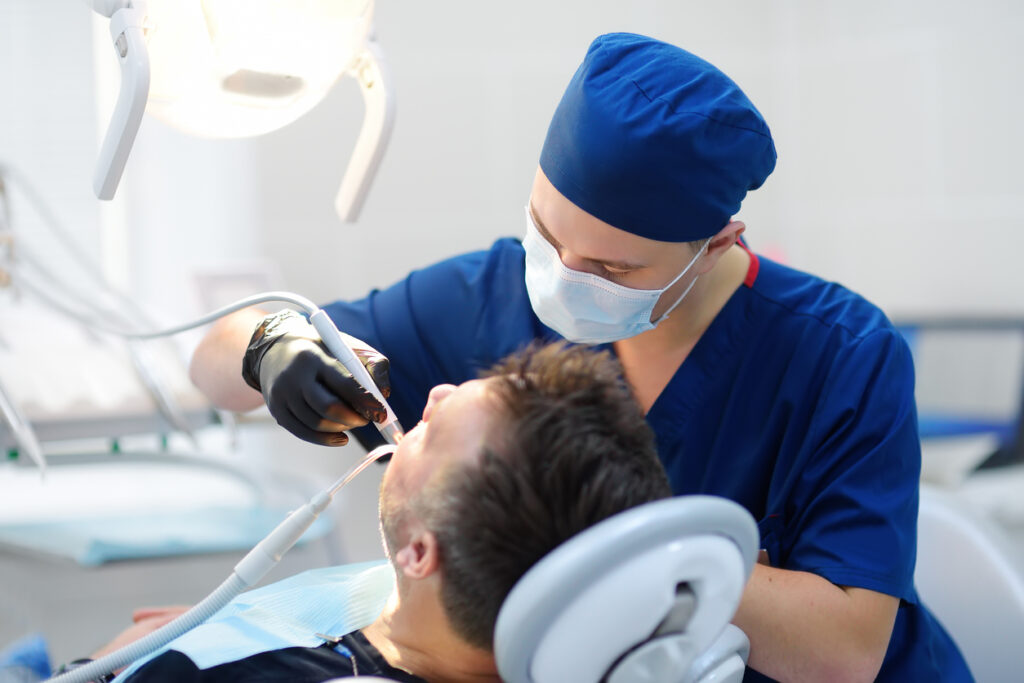 What to Expect When Receiving a Dental Implant