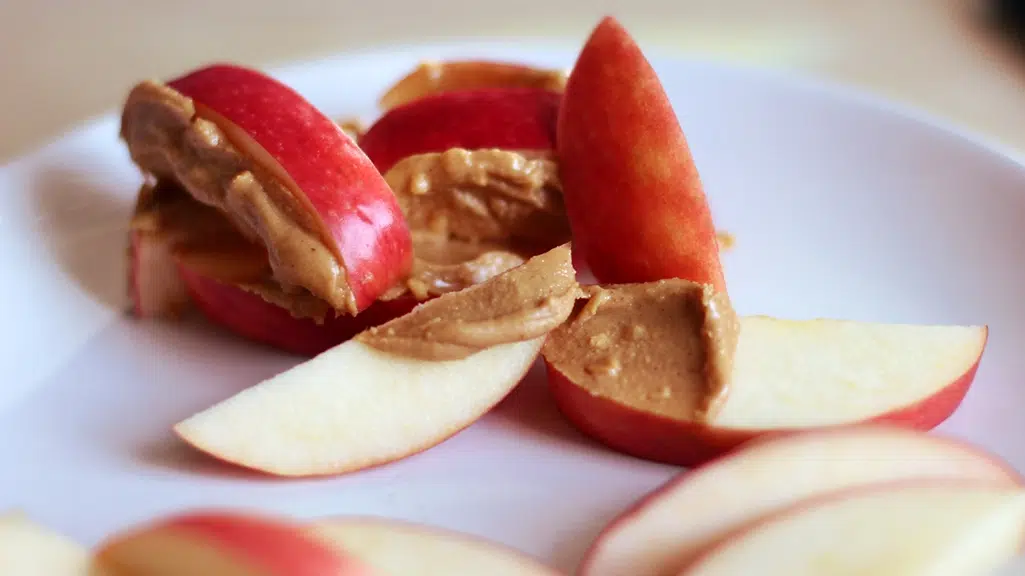 Tooth healthy snack of apples and peanutbutter